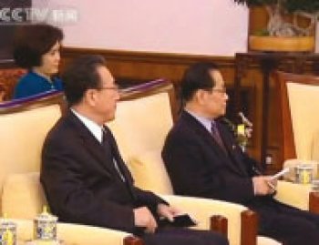2010년 5월 중국 CCTV가 방영한 김정일 국방위원장과 원자바오 총리의 회담 현장에 김옥으로 추정되는 여성(왼쪽)이 배석했다.