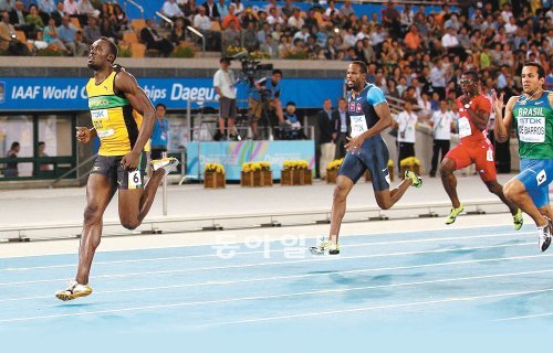 남자 100m 결선에서 부정 출발로 실격됐던 우사인 볼트(왼쪽)가 2일 200m 준결선에서 경쟁자들을 여유 있게 앞서며 선두를 질주하고 있다. 대구=사진공동취재단