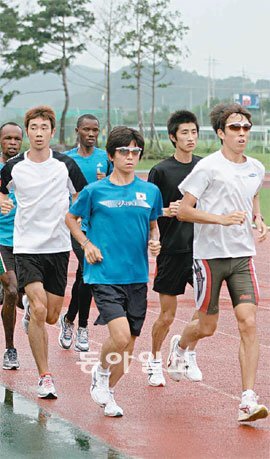 한국 마라톤 대표팀이 4일 열리는 대구 세계육상선수권 마라톤 단체전에서 메달을 노리고 있다. 사진은 대회를 앞두고 강원 양구에서 마무리 훈련을 하는 모습이다. 왼쪽부터 황준석 황준현 김민 이명승. 동아일보DB