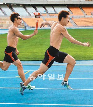 한국 육상 대표팀은 4일 남자 400m 계주에서 결선 진출에 도전한다. 대표팀 1번 주자 여호수아(왼쪽)가 조규원에게 바통을 건네는 연습을 하고 있다. 한국은 여호수아-조규원-김국영-임희남이 이어 달린다. 대구=변영욱 기자 cut@donga.com