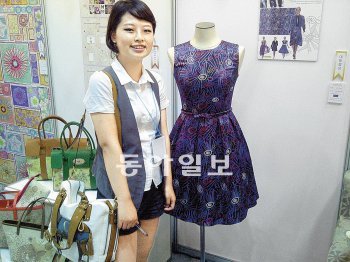 대한민국텍스타일디자인대전에서 대통령상을 받은 김다영 씨가 수상작품 옆에서 기념사진을 찍고 있다. 계명대 제공