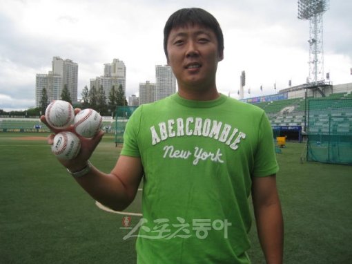 배영수가 트위터 인터뷰에 질문을 보낸 팬 가운데 자신의 친필 사인볼을 선물할 3명을 직접 뽑은 뒤 미소 짓고 있다. 대구 ｜ 정재우 기자