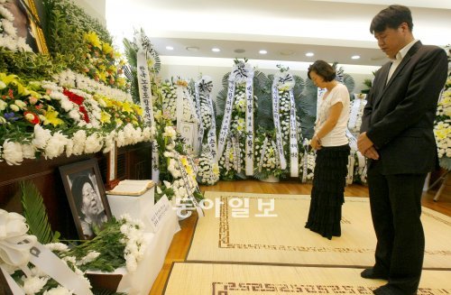 3일 별세한 이소선 여사의 빈소가 마련된 서울대병원 장례식장에 4일 시민들의 조문 발길이 이어졌다. 원대연 기자 yeon72@donga.com
