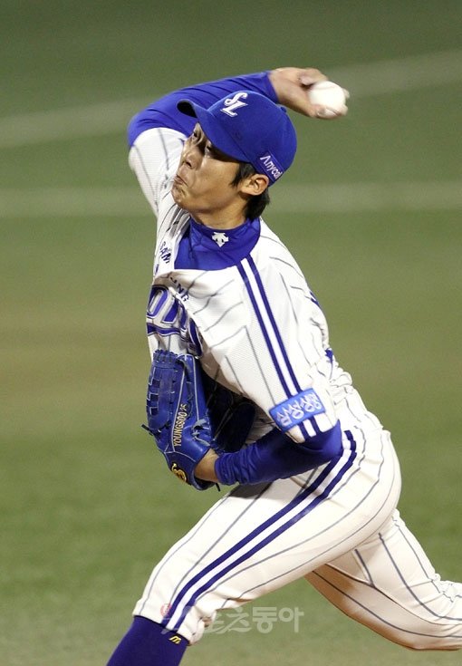 배영수는 ‘푸른 피가 흐르는’ 삼성의 에이스로 한국시리즈 우승을 이끌었다. 그러나 수술 후 강속구가 사라졌다. 스스로 우울증에 
시달렸다고 표현할 정도로 깊은 시련이었다. 오랜 노력 끝에 다시 시속 148km의 빠른 공을 던지며 에이스로 부활하기 위해 
기지개를 켜고 있다. 사진 | 김종원기자 won@donga.com