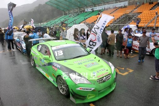 2011 코리아 스피드페스티벌(Korea Speed Festival·KSF)이 4일 강원 태백 태백레이싱파크에서 펼쳐졌다. 프로레이서들이 참가한 제네시스 쿠페 2라운드. 동아일보 양회성 기자 yohan@domga.com