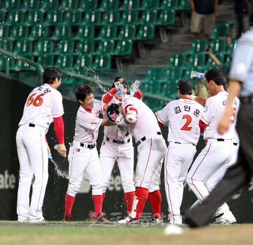 SK가 1일 문학 LG전에서 9회초까지 4-6으로 뒤져 패색이 짙었으나 9회말 극적인 동점에 이어 연장 11회말에 짜릿한 7-6 
승리를 거뒀다. SK 선수들이 끝내기안타의 주인공 정상호를 향해 생수를 부으며 기쁨을 나누고 있다. 스포츠동아 DB