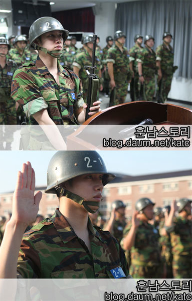 슈퍼주니어 김희철이 2일 동료 훈련병들과 함께 총기를 수여 받고 있다.