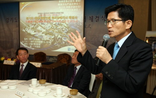 5일 오후 김문수 경기도지사가 서울 롯데호텔에서 열린 "한류호텔단지 유치 MOU"에서 인사말을 하고 있다.