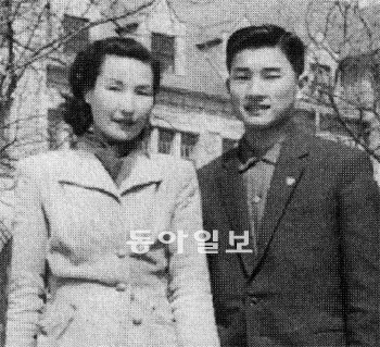 1957년 이화여대 무용과 교수 시절의 박외선 씨(왼쪽)와 당시 연세대 의예과 1학년이던 아들 마종기 시인. 문학세계사 제공