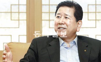 최원병 농협중앙회 회장은 농협 창립 50주년을 맞아 “지난 50년이 ‘성장의 시대’였다면 앞으로는 ‘함께 성장하는 글로벌 협동조합’이란 비전에 맞게 새로운 50년을 준비하겠다”고 포부를 밝혔다. 홍진환 기자 jean@donga.com