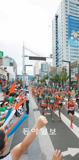 마라톤, 경보 등 로드레이스가 열린 도심에서 시민들이 응원을 하고 있다. 대구 세계육상선수권대회의 성공은 자발적인 시민 참여가 밑바탕이 됐다. 대구 중구 제