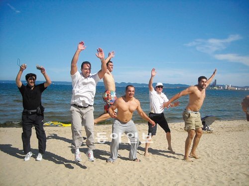 대구 세계육상선수권대회 기간에 경북 투어 프로그램으로 포항시를 찾은 외신기자들이 해수욕장에서 즐거운 시간을 보내고 있다. 경북도 제공