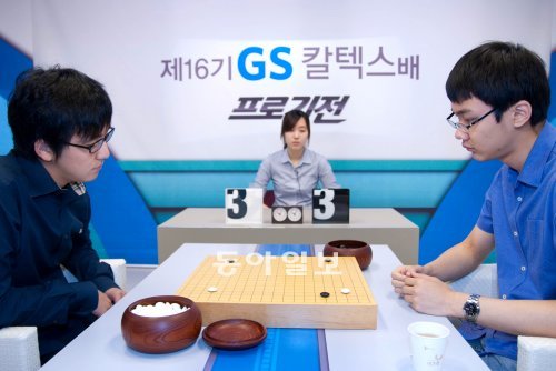 김지석 7단(왼쪽)이 6월 말 제16회 GS칼텍스배 본선 8강전에서 천적 박정환 9단과 만났다. 김 7단은 이 바둑에서 불계패했다. 한국기원 제공