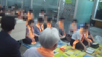 서울 강남구 개포동 SH공사 1층 로비에서 분양권을 요구하며 7월부터 농성을 벌이고 있는 문정지구 거주민들이 농성을 지원하기 위해 외부에서 합류한 신도들과 함께 예배를 하고 있다. SH공사 제공