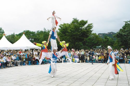 추석 연휴 때 국립민속박물관에서 펼쳐질 평택농악(중요무형문화재 11호)은 생동감이 넘치는 것으로 유명하다. 특히 무동놀이와 당산벌림 대형은 보는 이의 탄성을 자아낸다. 농악과 함께 어깨를 들썩이다 보면 언어와 피부색을 넘어 모든 이가 하나가 된다. 국립민속박물관 제공