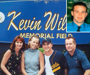 9·11테러로 사망한 케빈 윌리엄스 씨를 위해 야구자선재단을 만든 윌리엄스 가족이 재단 기금으로 개축한 야구장 앞에서 활짝 웃고 있다. 작은 사진은 야구광이었던 케빈 씨의 생전 모습. 케빈 윌리엄스 기념재단 홈페이지