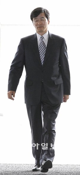 7일 새벽까지 서울중앙지검에서 조사를 받은 곽노현 서울시교육감이 이날 오후 서울 종로구 신문로 서울시교육청사로 출근하고 있다. 검찰은 곽 교육감에 대해 공직선거법 위반 혐의로 사전구속영장을 청구했다. 김재명 기자 base@donga.com