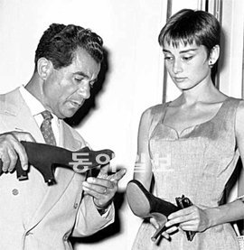 1954년 할리우드 배우 오드리 헵번과 구두 제작에 대해 상의하고 있는 창업주 살바토레 페라가모. 페라가모코리아 제공