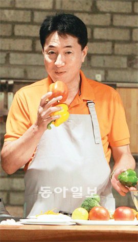 고제웅 랑세스코리아 대표가 서울 광화문의 한 식당에서 요리를 하면서 포즈를 취하고 있다. 그는 “화학제품과 달리 정해진 규격이 없는, 각양각색의 요리 재료를 고르는 일이 특히 재미있다”고 말했다. 이종승 기자 urisesang@donga.com