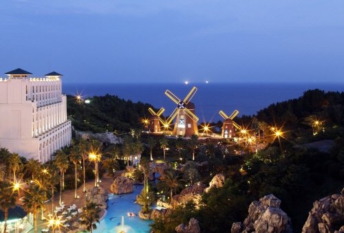 <제주도 중문관광단지에 위치한 롯데호텔제주 야경>