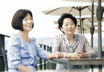 서울대 생명과학부 노정혜 교수(오른쪽)와 백성희 교수는 연구도 잘하고 리더십도 뛰어나 대표적인 ‘알파우먼’으로 꼽힌다. 로레알코리아 제공