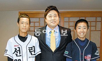 8일 열린 ‘휴먼네트워크 선도멘토포럼’에서 멘토 양준혁 선수(가운데)가 멘티 채기영 선수(왼쪽), 류승태 선수와 함께 했다. 보건복지부 제공