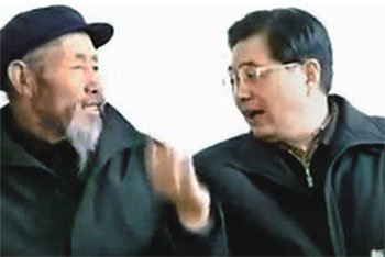 2007년 춘제 기간 중국 간쑤 성을 방문한 후진타오 주석(오른쪽)이 모범 농민으로 뽑힌 리카이 씨와 대화하는 모습. 당시 당 
관리들은 후 주석의 친서민 이미지를 강화하기 위해 리 씨에게 수염을 깎지 말라고 지시한 것으로 알려졌다. 사진 출처 BBC