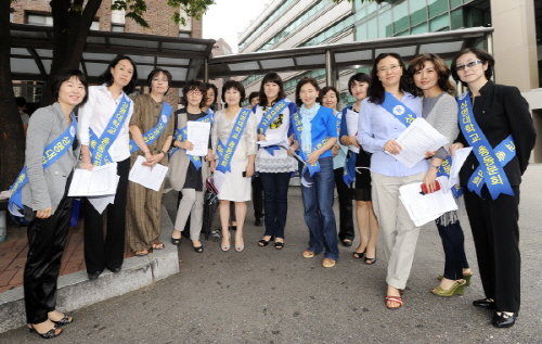 2011년 9월 8일 상명대 총동문회 회원(졸업생)들이 후배 재학생들을 격려하고 기념촬영.