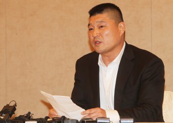 세금 과소 납부로 국세청으로부터 수억 원대의 추징금을 부과받은 개그맨 강호동이 9일 오후 서울 마포구 도화동 서울가든호텔에서 기자회견을 열고 입장을 밝히고 있다.
(서울=연합뉴스)