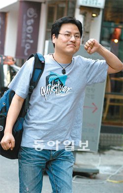 1990년대 젊은이들의 연애를 다룬 소설 ‘사랑, 그 녀석’을 펴낸 소설가 한차현 씨. 그는 ‘쓸 게 없어서 추억 쪼가리를 팔아먹느냐’는 말이 나오면 “추억을 주물러보는 게 사람이 할 수 있는 오만 가지 짓들 가운데 가장 재미있는 것 아니냐”고 항변한다고 했다. 열림원 제공