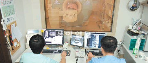 제일정형외과병원 의료진이 대퇴부경부 골절이 의심되는 노인 환자를 상대로 자기공명영상(MRI)을 촬영하고 있다. 제일정형외과병원 제공