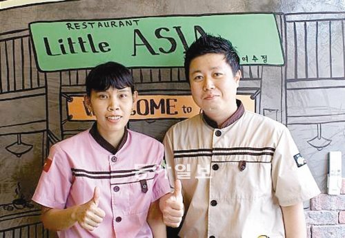 지난달 서울 워커힐호텔에서 1년간 리틀아시아에 파견된 요리사 노창한 씨(오른쪽)와 보조요리사 몽투엔 씨. 리틀아시아 제공