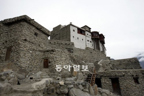 훈자(Hunza)마을 발티트성(Baltit Fort) 옛 훈자왕국의 왕(Mir)이 살았던 곳.두 곳의 성이 있는데 발티트와 알티트다.티벳건축영향을 받아 티벳 라사에 있는 포탈라궁과 흡사하다.카라코람 하이웨이(Karakoram Highway:KKH)를 타고 길기트 북쪽으로 차로 3~4시간 달리면 우리나라에 장수마을로 알려진 훈자가 나온다.지도엔 칼리마바드(Kalimabad)라고 씌여진 곳.이 곳은 언어나 문화,관습이 다른 지역과 다르다.교육열이 강하고 개방적이고 외부인에 대해 경계심없다. 이훈구기자ufo@donga.com