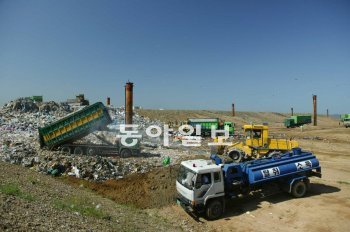 서울 경기지역 등의 쓰레기를 처리하는 인천 서구 검단동의 수도권매립지 내 제2매립장. 수도권매립지관리공사 제공