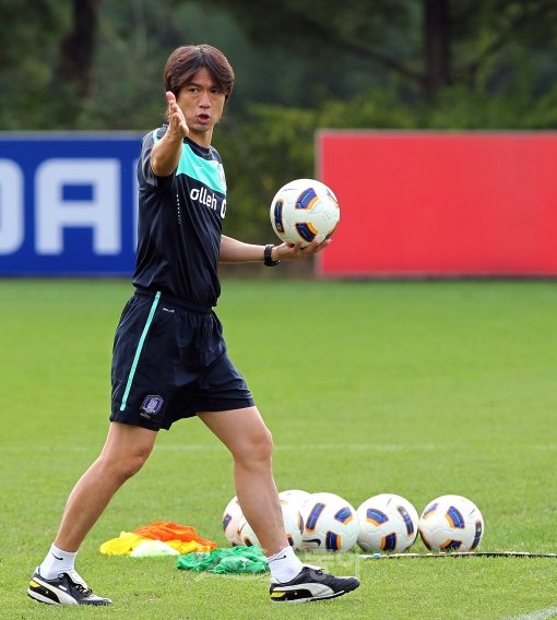 21일 창원축구센터에서 오만과 아시아지역 최종 예선 A조 1차전을 치르는 올림픽 대표팀의 홍명보 감독이 선수들에게 전술 훈련을 지시하고 있다. 파주 ｜ 임진환 기자