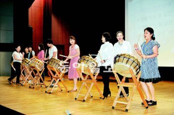 2일 오후 서울 동대문구 용두동 동대문구청 강당에서 주민들이 북을 치고 노래를 부르며 금연 금주 교육을 받고 있다. 동대문구 제공