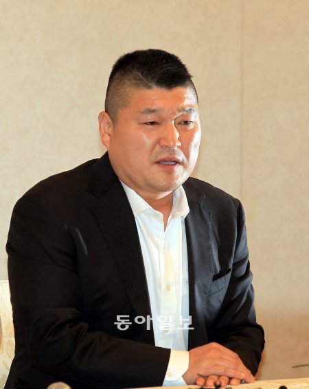 톱스타인 강호동씨가 탈세 사건의 후폭풍으로 9월10일 "연예계 잠정 은퇴" 기자회견을 하는 모습. 단순 착오에도 불구하고 이미지를 중시하는 연예인들은 커다란 상처를 입을 수 있다.(동아일보 신원건)