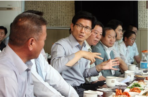 8월 16일 여주군에서 26번째 택시기사체험에 나선 김문수 경기도지사가 시내의 한 식당에서 동료기사들과 점심을 먹으며 이야기를 나누고 있다.