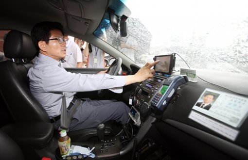 초보 택시운전사 김문수 지사에게 가장 힘든 것은 길 찾기. 김 지사는 네비게이션이 정말 고맙다고 얘기한다. 사진은 출발 전 네비게이션을 점검하는 김 지사.