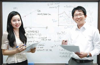 “현상 이면에는 법칙이 있기 마련입니다.” 금융계량화의 중요성이 커지면서 최근 국내 금융가에선 김남의 삼성자산운용 펀드매니저(왼쪽)와 임형균 미래에셋자산운용 리스크관리팀 사원 같은 공학도 출신 금융인들이 빠르게 늘어나고 있다. 김재명 기자 base@donga.com