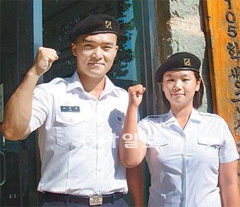 전남대 여성 ROTC(52기)에 선발된 김지인 씨(오른쪽)와 오빠 김원호 씨(ROTC 51기)가 파이팅을 외치고 있다. 전남대 제공