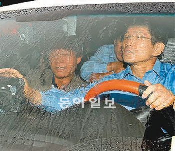 김문수 지사(오른쪽)가 지난해 8월 양주시 은현면 용암리 양주상운에서 택시운전사 체험을 하는 모습. 경기도 제공