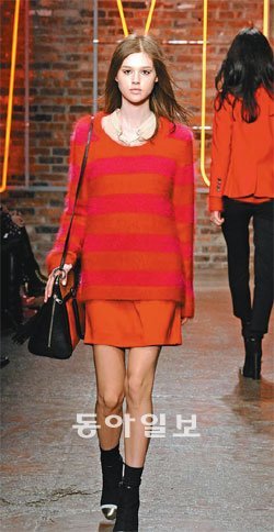 캐주얼한 스쿨룩을 표현한 2011, 2012년 가을겨울 DKNY 컬렉션.