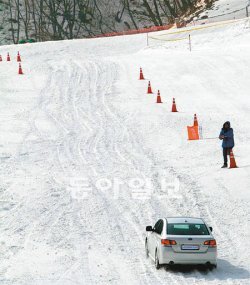 스바루의 세단 ‘레거시’가 2월 경기 이천시 포레스트리조트에서 열린 시승행사에서 스키 슬로프를 거슬러 오르고 있다. 스바루는 4륜 구동 차량의 장점을 최대한 부각하기 위해 스키장을 시승행사 장소로 선택했다. 스바루코리아 제공