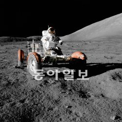 ②아폴로 달 탐사선에 싣고 오기엔 월면차가 너무 크다는 의혹이 제기됐다. NASA 제공