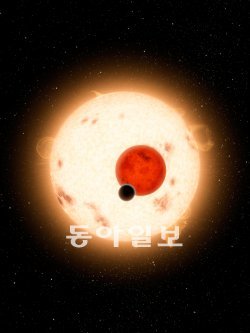 두 개의 별을 공전하고 있는 행성 ‘케플러-16b’의 이미지 사진. 지구에서 약 200광년 떨어진 케플러-16b는 표면이 가스로 되어 있고 온도가 낮아 생명체가 살 확률은 낮다. NASA 제공