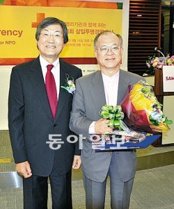 삼일투명경영대상 시상식에서 장애·의료 부문 대상을 수상한 강지원 푸르메재단 공동대표(오른쪽)와 시상식을 주최한 삼일미래재단 서태식 이사장이 기념 촬영을 하고 있다. 푸르메재단 제공