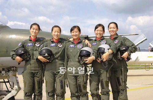 공사 49기 출신 여군 조종사 7명이 올해 말 공군 소령으로 진급한다. 왼쪽부터 편보라, 박지연, 장세진, 박지원, 한정원 대위. 2002년 9월 고등비행교육 수료 당시 모습이다. 공군본부 제공