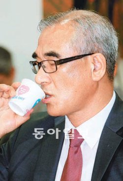 최광식 문화체육관광부 장관 후보자가 문화체육관광방송통신위원회 인사청문회에서 답변을 하다 물을 마시고 있다.