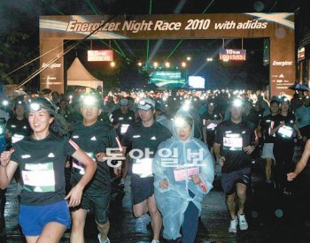 지난해 열린 ‘에너자이저 나이트레이스’ 행사 사진. 헤드라이트를 착용하고 달리는 이 레이스는 5km와 10km 코스로 나눠 서울대공원 곳곳을 달린다. 올해로 세 번째인 이 행사는 다음 달 1일 열린다. 에너자이저코리아 제공